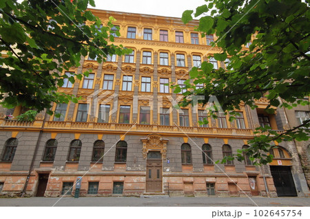 北欧バルト三国ラトビアの首都リガ　街中で見られるユーゲントシュティール（アールヌーヴォー）建築 102645754