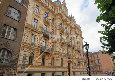 北欧バルト三国ラトビアの首都リガ　街中で見られるユーゲントシュティール（アールヌーヴォー）建築 102645755