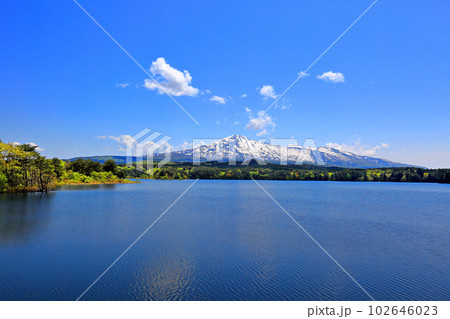 新春の大谷地池と鳥海山 新春の大谷地池と鳥海山 102646023