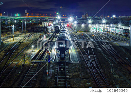 夜の列車の車両基地　愛知車両区 102646346