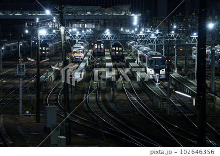 夜の列車の車両基地　愛知車両区 102646356