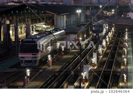 夜の列車の車両基地　愛知車両区 102646364