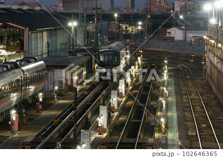 夜の列車の車両基地　愛知車両区 102646365