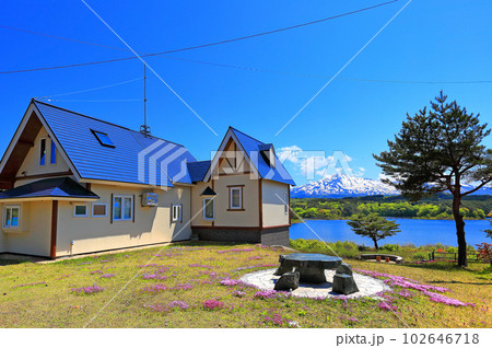 大谷地池　新緑とコテージ 102646718