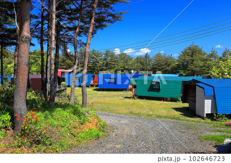 大谷地池 新緑とコテージ 大谷地池 新緑とコテージ 102646723