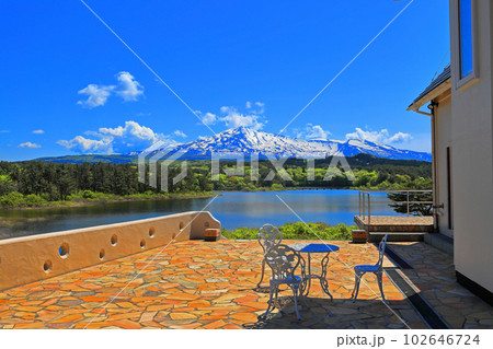 大谷地池 新緑とコテージ 大谷地池 新緑とコテージ 102646724