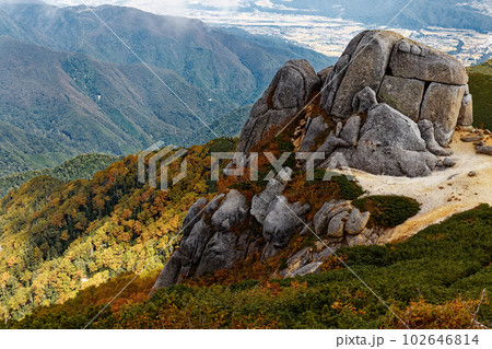 中央アルプス・空木岳の駒石と駒ヶ根の街並み 102646814