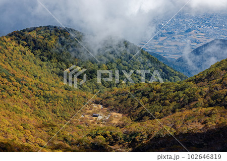 中央アルプス・空木岳山頂から見る紅葉の空木平と池山尾根 中央アルプス・空木岳山頂から見る紅葉の空木平と池山尾根 102646819