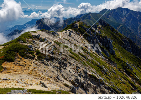 秋色の中央アルプス・空木岳山頂から見る雲湧く南駒ヶ岳 102646826