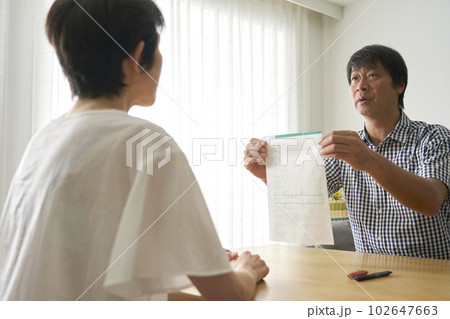 熟年離婚 離婚届を突きつける中年男性 熟年離婚 離婚届を突きつける中年男性 102647663
