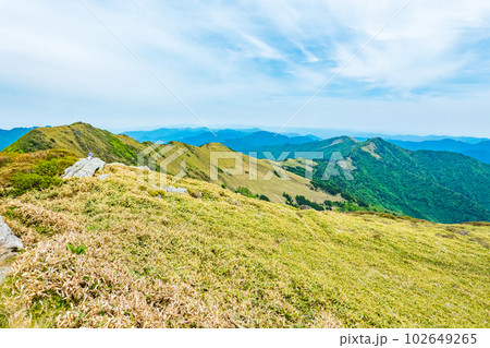 春の伊予富士・寒風山・笹ヶ峰登山（笹ヶ峰山頂からちち山・冠山方面の眺め） 102649265
