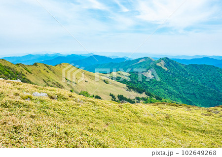 春の伊予富士・寒風山・笹ヶ峰登山（笹ヶ峰山頂からちち山・冠山方面の眺め） 102649268