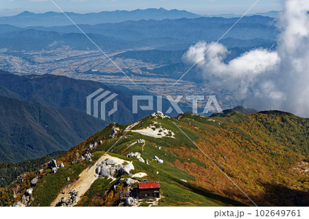 中央アルプス・空木岳山頂から見る紅葉の池山尾根と八ヶ岳の山並み 102649761