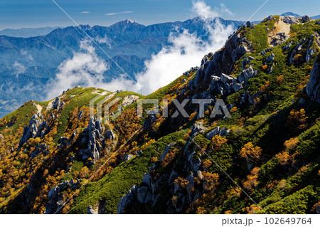 中央アルプス・空木岳への登りから見る紅葉の池山尾根と南アルプスの山並み 102649764