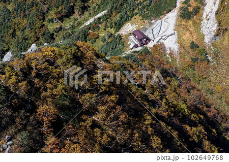 中央アルプス・空木岳への登りから見る紅葉の稜線と木曽殿越 102649768
