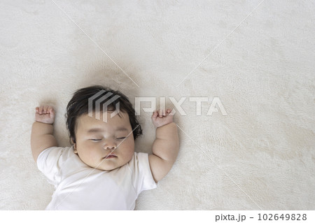 寝ている赤ちゃんの上半身（0歳5か月、日本人、男の子） 102649828