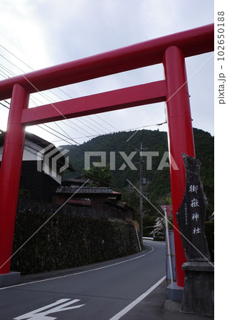 青梅市御岳山にある武蔵御嶽神社の朱塗りの一之鳥居 102650188