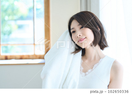 バスタオルを使う女性 バスタオルを使う女性 102650336