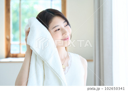 バスタオルを使う女性 バスタオルを使う女性 102650341