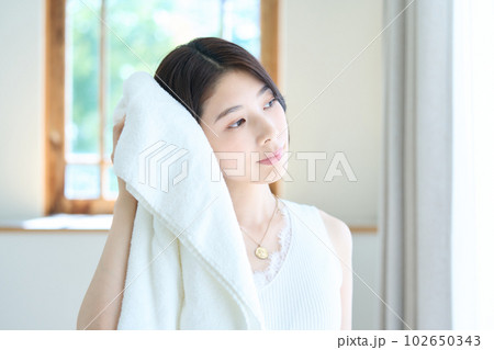 バスタオルを使う女性 バスタオルを使う女性 102650343
