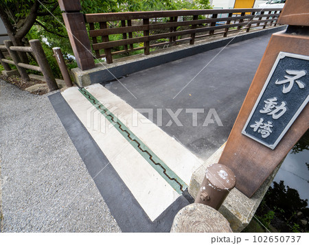 道路橋の両端に設けられた伸縮装置【温度変化等による橋桁の伸び縮みに対応する隙間（遊間）を埋める装置】 102650737