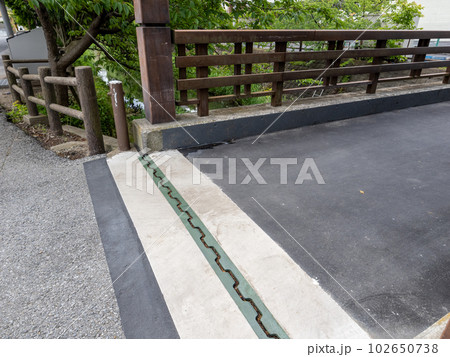 道路橋の両端に設けられた伸縮装置【温度変化等による橋桁の伸び縮みに対応する隙間（遊間）を埋める装置】 102650738