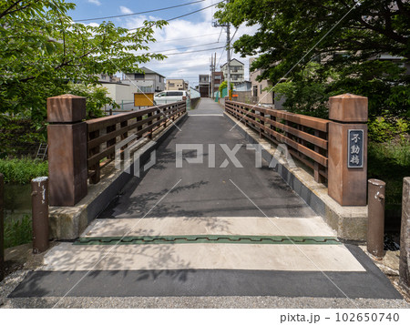 道路橋の両端に設けられた伸縮装置【温度変化等による橋桁の伸び縮みに対応する隙間（遊間）を埋める装置】 102650740