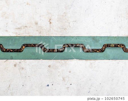 道路橋の両端に設けられた伸縮装置【温度変化等による橋桁の伸び縮みに対応する隙間(遊間)を埋める装置】 道路橋の両端に設けられた伸縮装置【温度変化等による橋桁の伸び縮みに対応する隙間(遊間)を埋める装置】 102650745