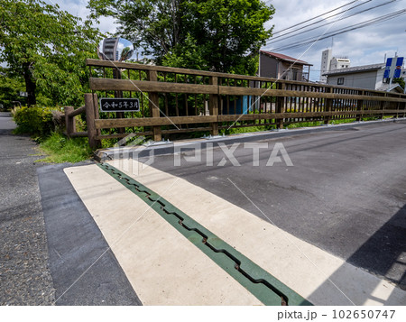 道路橋の両端に設けられた伸縮装置【温度変化等による橋桁の伸び縮みに対応する隙間(遊間)を埋める装置】 道路橋の両端に設けられた伸縮装置【温度変化等による橋桁の伸び縮みに対応する隙間(遊間)を埋める装置】 102650747