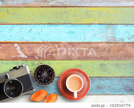 Vintage camera and old blank photo frame on office desk 102650779