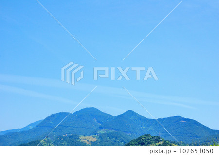 静岡市郊外春の里山風景 102651050