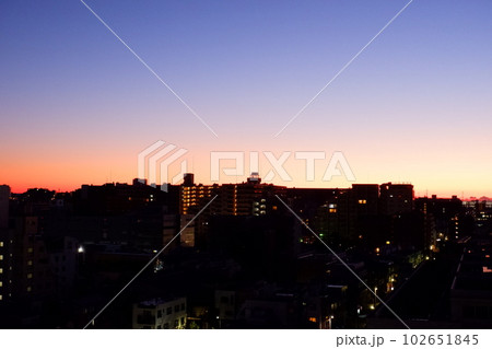 街と朝日 102651845