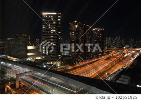東京都江東区有明周辺の高層ビル群と湾岸道路の夜景 102651925
