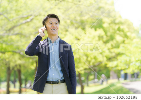 爽やかなビジネスパーソンのポートレート 102652198