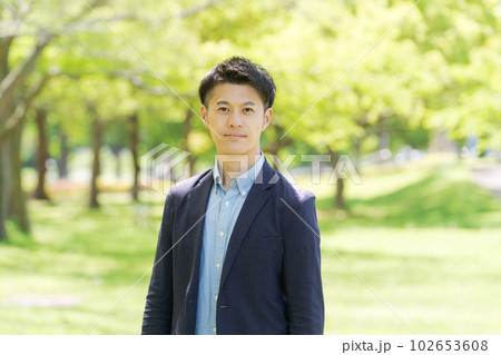 爽やかな男性のポートレート 爽やかな男性のポートレート 102653608