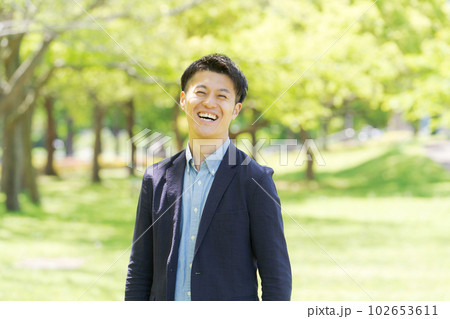 爽やかな男性のポートレート 102653611