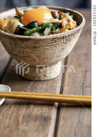 すき焼きの残りのアレンジご飯 豚肉の卵とじ丼 すき焼きの残りのアレンジご飯 豚肉の卵とじ丼 102655165