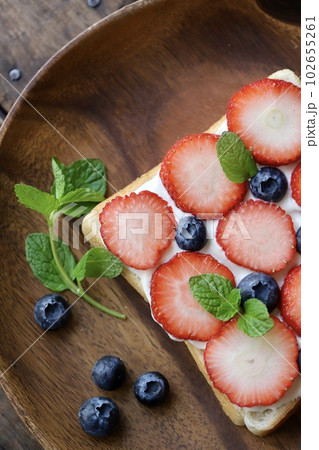 いちごとマスカルポーネのオープンサンド フルーツサンド いちごとマスカルポーネのオープンサンド フルーツサンド 102655261