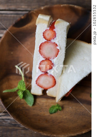 いちごとマスカルポーネのサンドイッチ　フルーツサンド 102655532