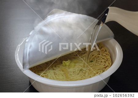 カップ焼きそば（お湯を注ぐ） 102656392
