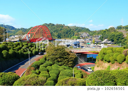 【広島県】秋晴れの音戸大橋 102656501