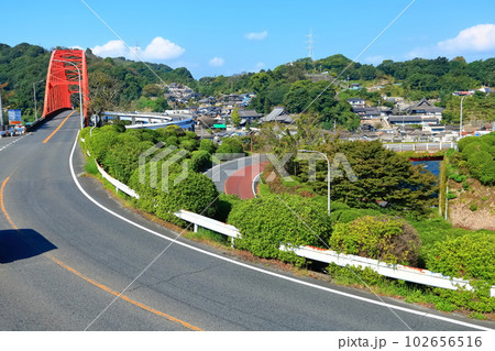 【広島県】秋晴れの音戸大橋 102656516