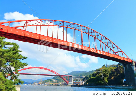 【広島県】秋晴れの音戸大橋と第二音戸大橋 102656528