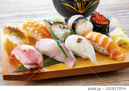 皿に盛った握り寿司 102657854