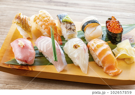 皿に盛った握り寿司 102657859