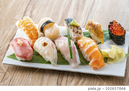 皿に盛った握り寿司 102657866
