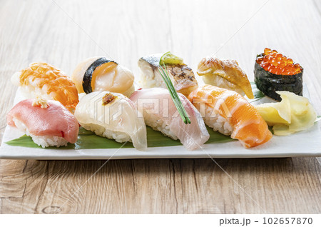 皿に盛った握り寿司 102657870