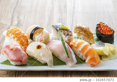 皿に盛った握り寿司 102657871