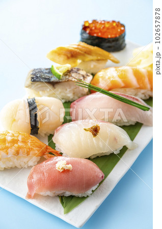 皿に盛った握り寿司 102657878
