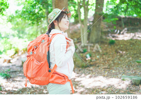 登山を楽しむ女性の横顔 登山を楽しむ女性の横顔 102659186